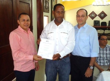 Alcalde Municipal entrega junto a Juan Carlos Ortís certificado a participantes del curso “Técnica de Supervisión”